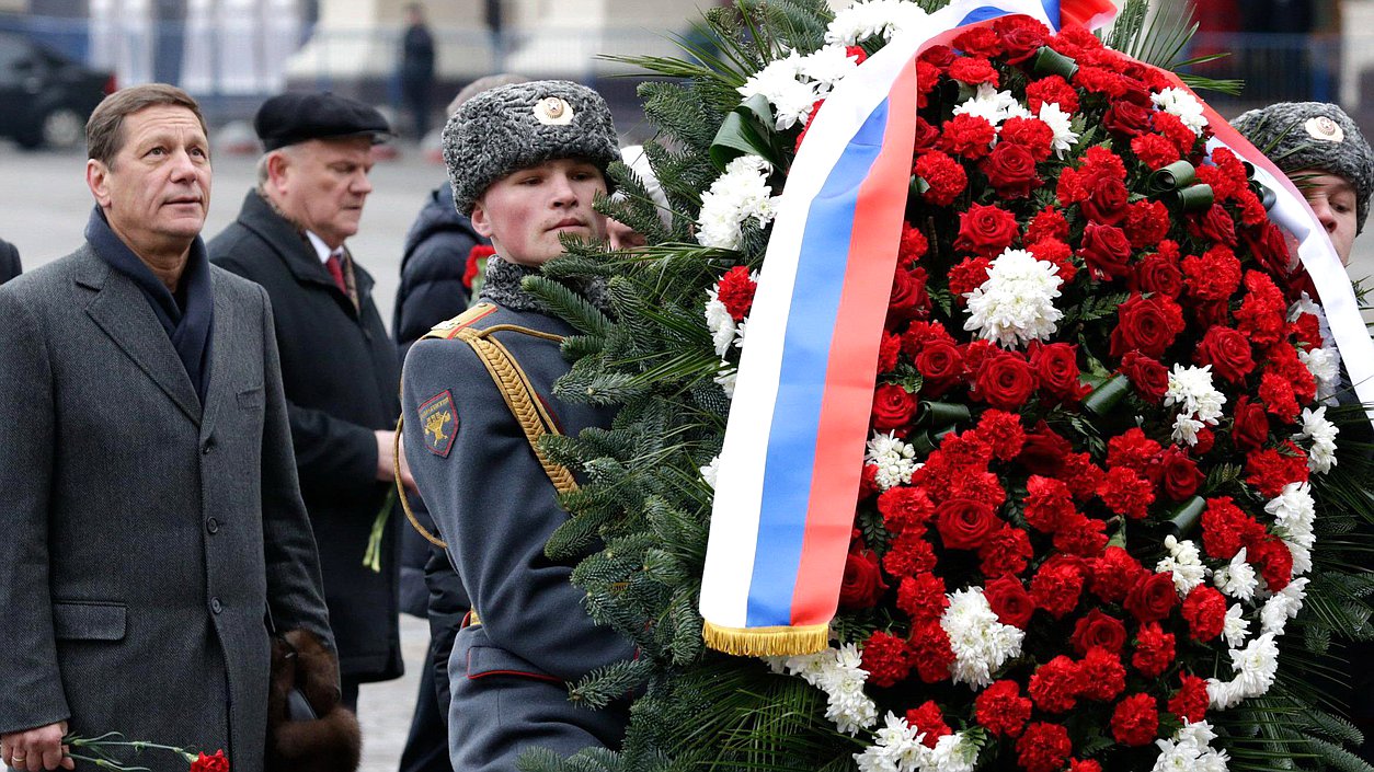 Церемония возложения венка к Могиле неизвестного солдата в День защитников Отечества.