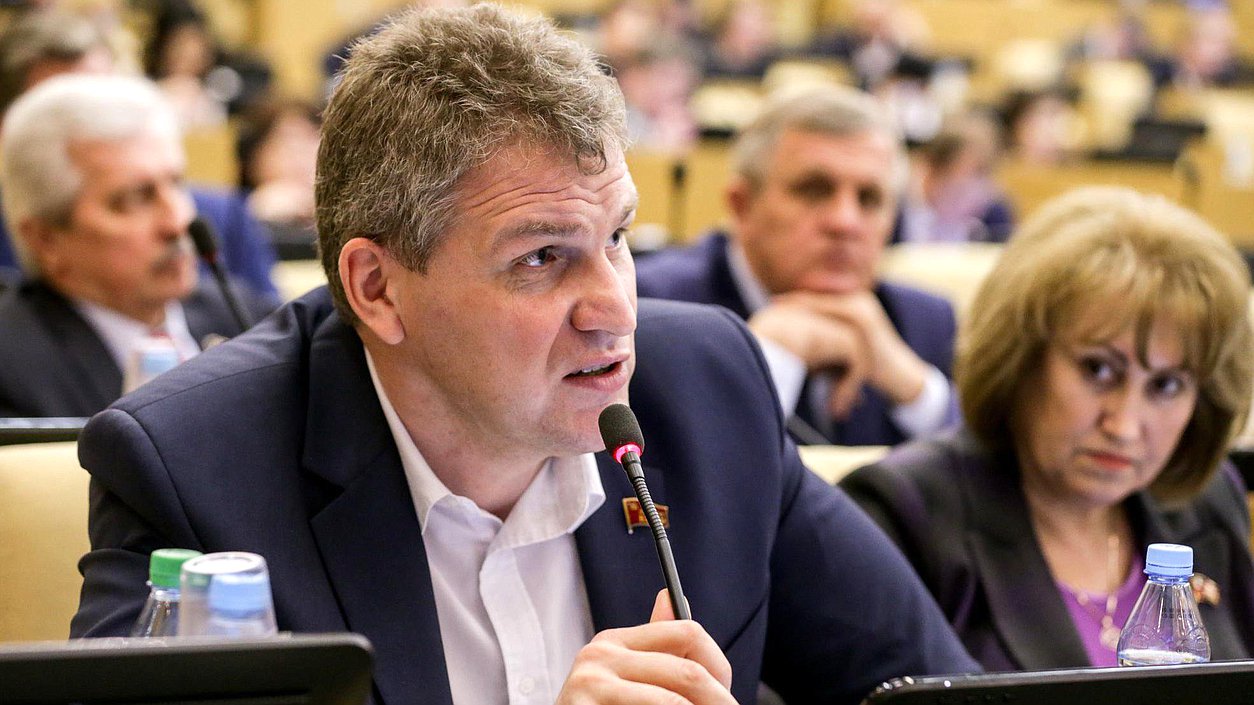 Член Комитета по охране здоровья Алексей Куринный во время пленарного заседания. Автор фото: Анна Исакова/Фотослужба Государственной Думы.
