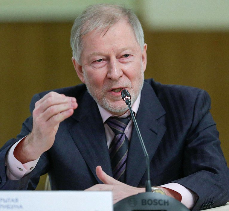 Заседание открытой трибуны на тему: "Цена на нефть и новые возможности российской экономики".