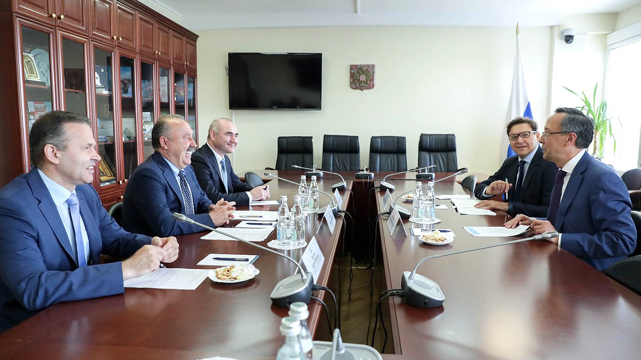 Встреча Председателя Комитета по делам национальностей Валерия Газзаева с Верховным комиссаром ОБСЕ по делам национальных меньшинств Кайратом Абдрахмановым