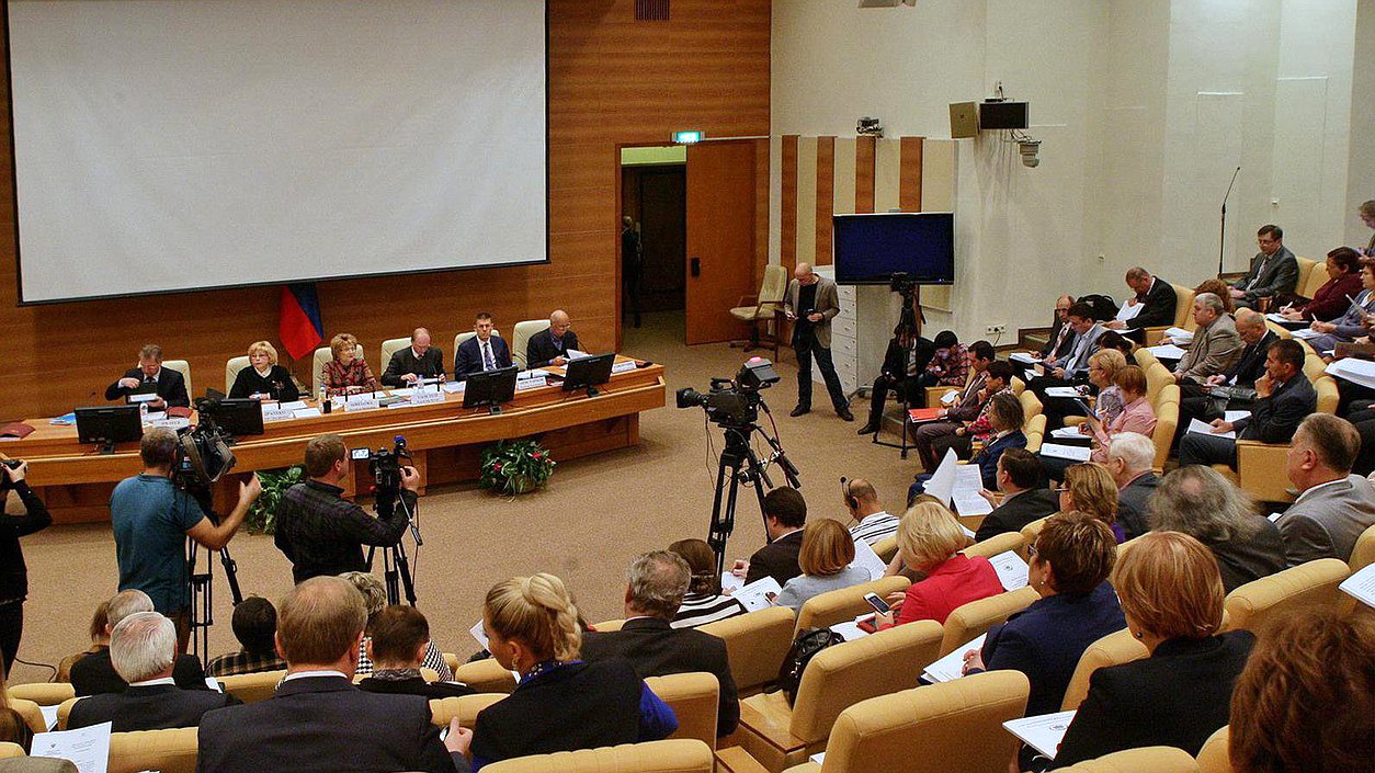   Парламентские слушания Комитета Государственной Думы по культуре на тему "О проекте Основ государственной политики и Ежегодном государственном докладе о состоянии культуры в Российской Федерации".