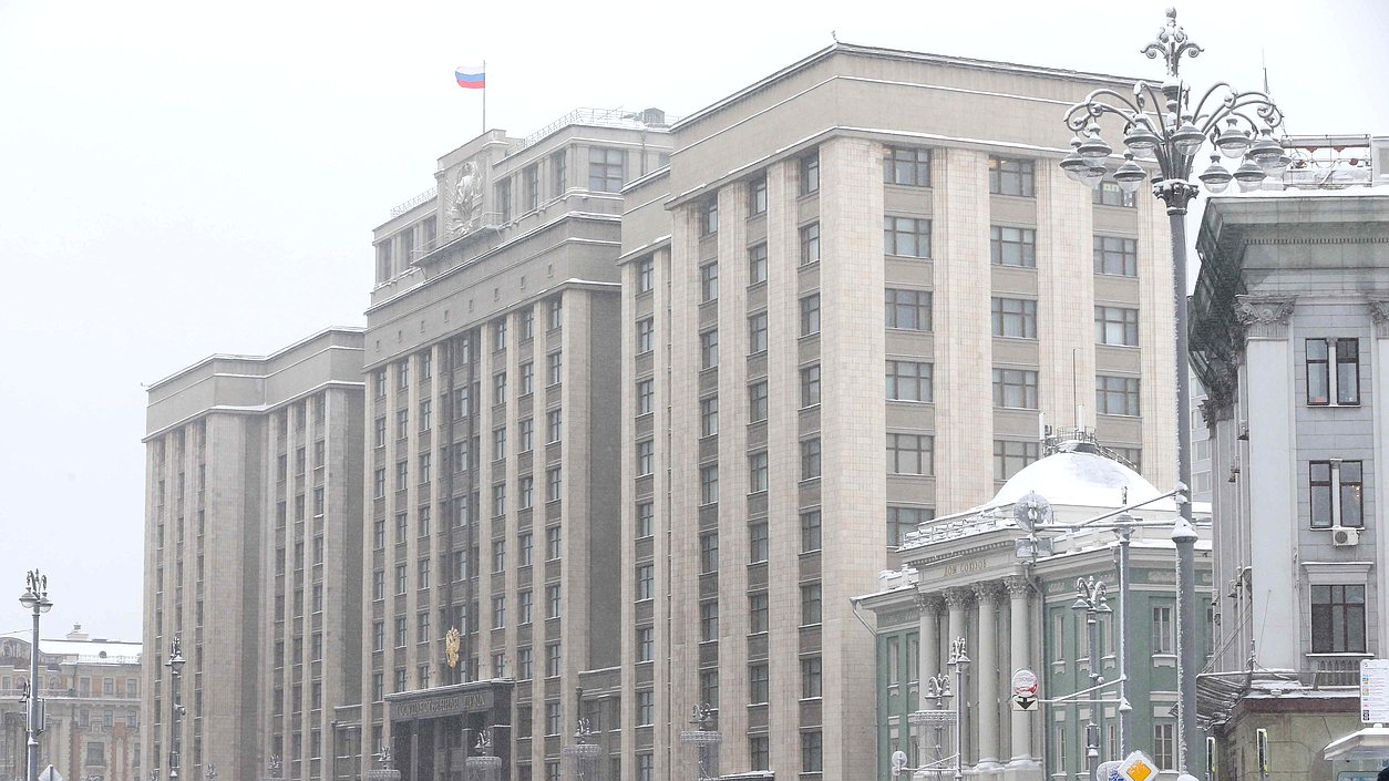 Здание Государственной Думы зима
