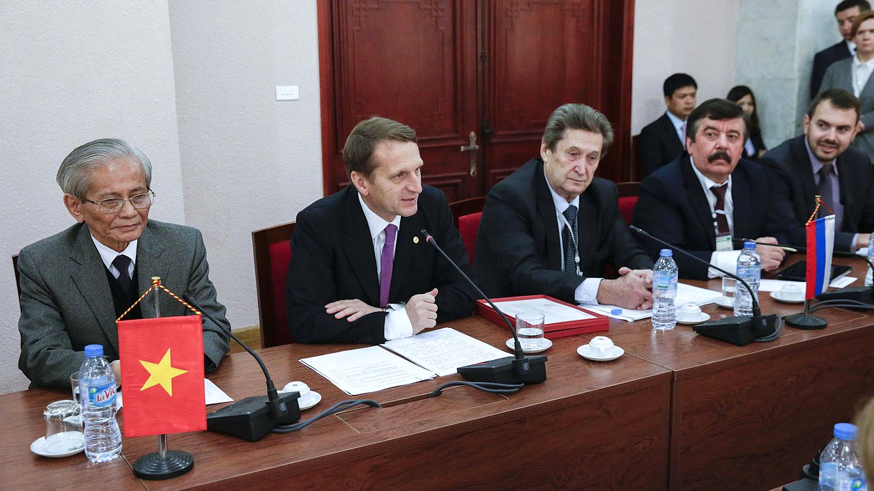 Круглый стол с участием членов Вьетнамского исторического общества. 