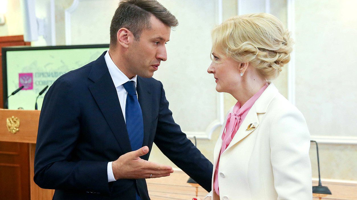 Заместитель Председателя Государственной Думы Ирина Яровая и Генеральный директор Агентства по ипотечному жилищному кредитованию Александр Плутник