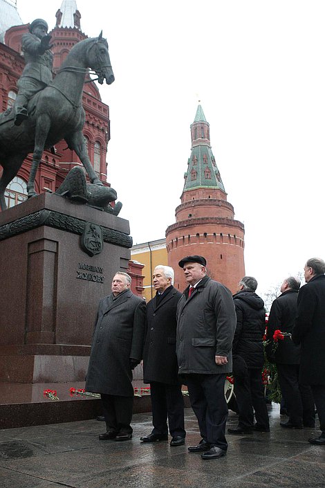 Возложение венков к могиле неизвестного солдата у кремлёвской стены и памятнику маршалу Жукову. Владимир Жириновский, Владимир Васильеви и Геннадий Зюганов.
