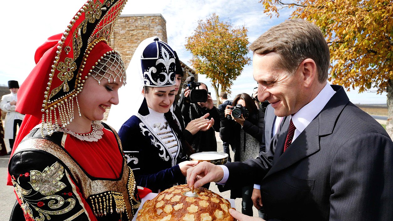   Поездка Председателя Государственной Думы Сергея Нарышкина в Северо-Кавказский федеральный округ. Встреча на границе.