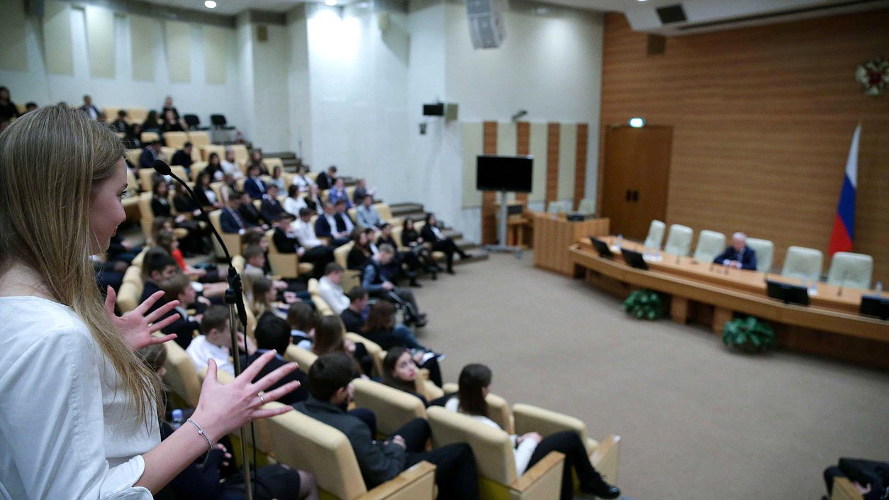 Председатель Комитета Государственной Думы по финансовому рынку Анатолий Аксаков на встрече со студентами Российской академии народного хозяйства и государственной службы при Президенте Российской Федерации (РАНХиГС).