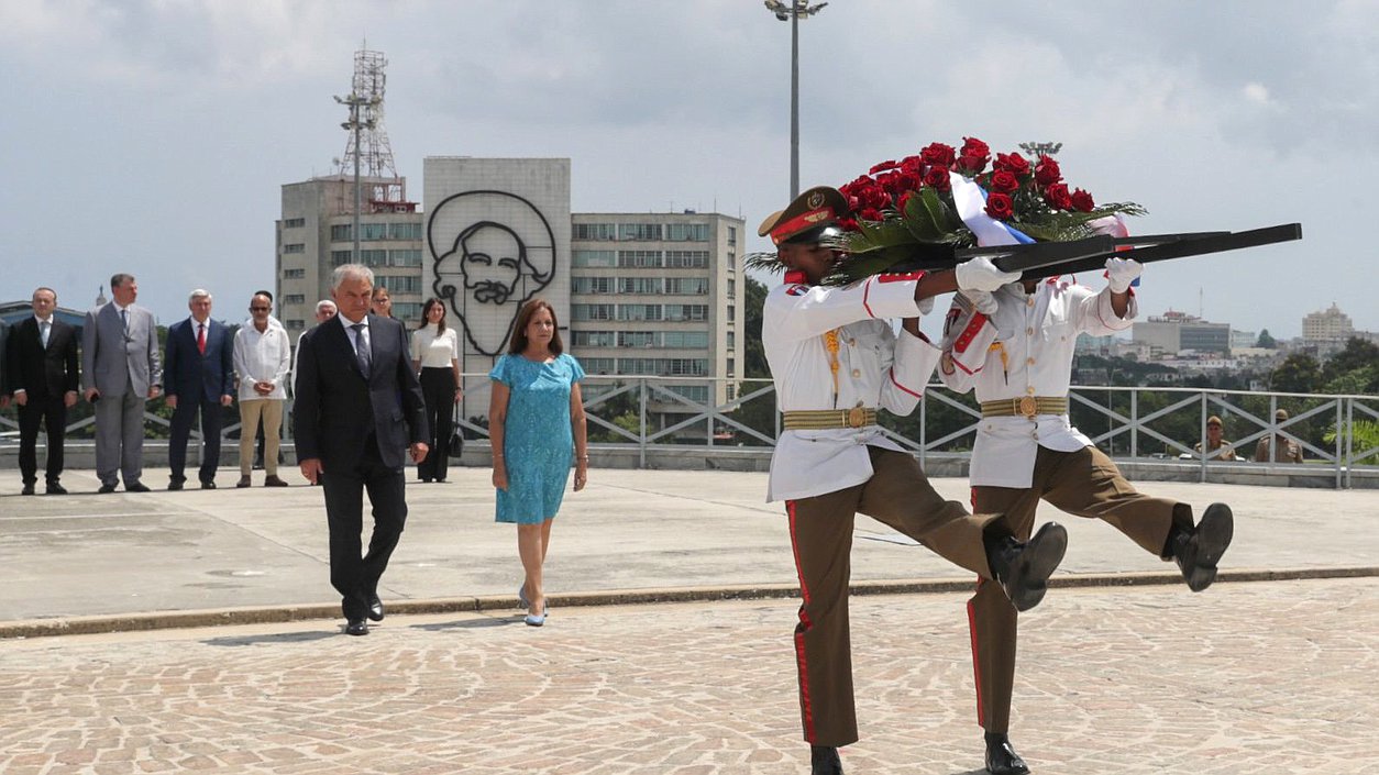 El Jefe de la Duma Estatal, Vyacheslav Volodin, y la Jefa Adjunto de la Asamblea Nacional del Poder Popular de la República de Cuba, Ana María Mari Machado, depositaron una ofrenda floral en el Monumento a José Martí
