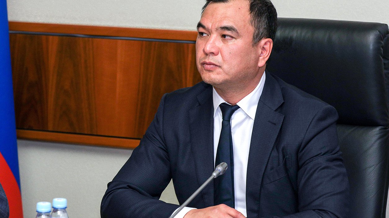 Первый заместитель Председателя Комитета по вопросам собственности, земельным и имущественным отношениям Сергей Тен