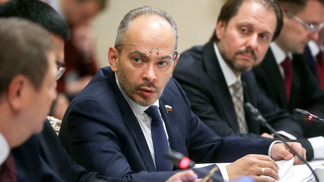 Председатель Комитета по природным ресурсам, собственности и земельным отношениям Николай Николаев