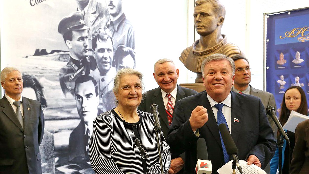   Открытие фотовыставки, посвящённой 80-летию со дня установления высшей степени отличия-звания Героя Советского Союза.