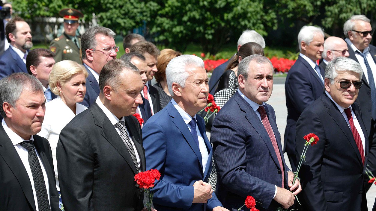 Церемония возложения цветов к Могиле Неизвестного солдата и памятнику Г.К. Жукову в День памяти и скорби 