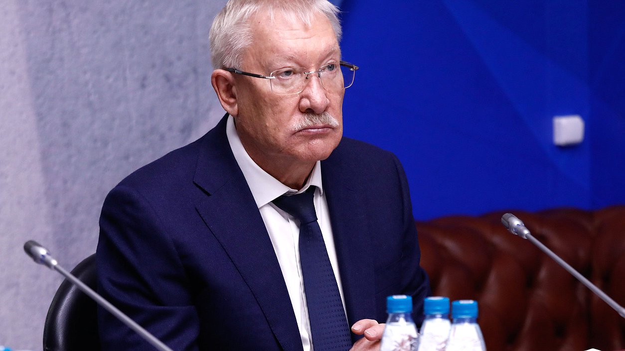 Председатель Комитета по контролю Олег Морозов