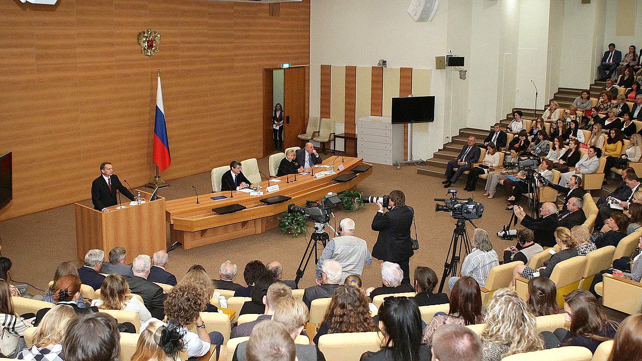    Лекция в рамках цикла лекций, приуроченных к Году культуры, на тему "Литература в России: предыстория будущего развития". Лектор- директор Государственного литературного музея Дмитрий Бак. 