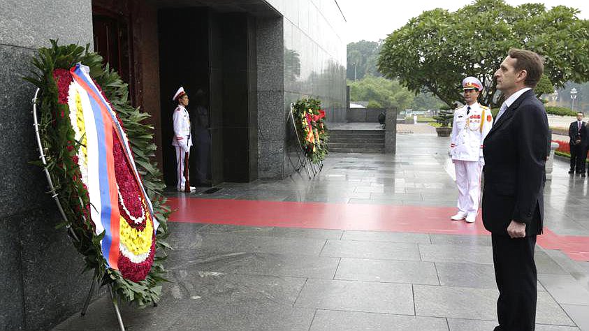 Официальный визит Председателя Государственной Думы Федерального Собрания Российской Федерации Сергея Нарышкина в Социалистическую Республику Вьетнам. Возложение венка к мавзолею Хо Ши Мина.