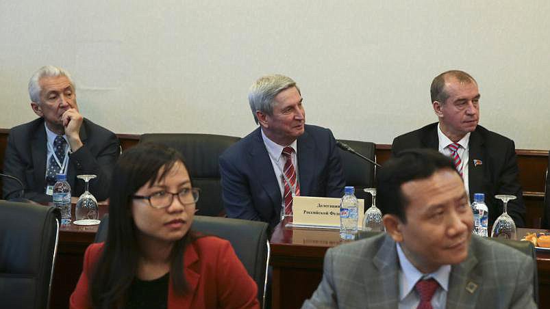 Встреча со студентами и преподавателями Вьетнамского национального университета.