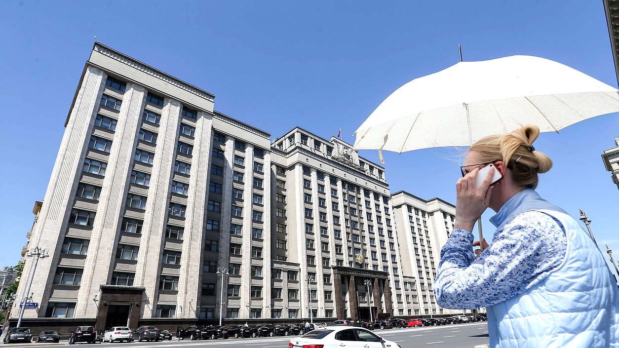 Здание Государственной Думы телефон мобильный женщина автомобиль машина