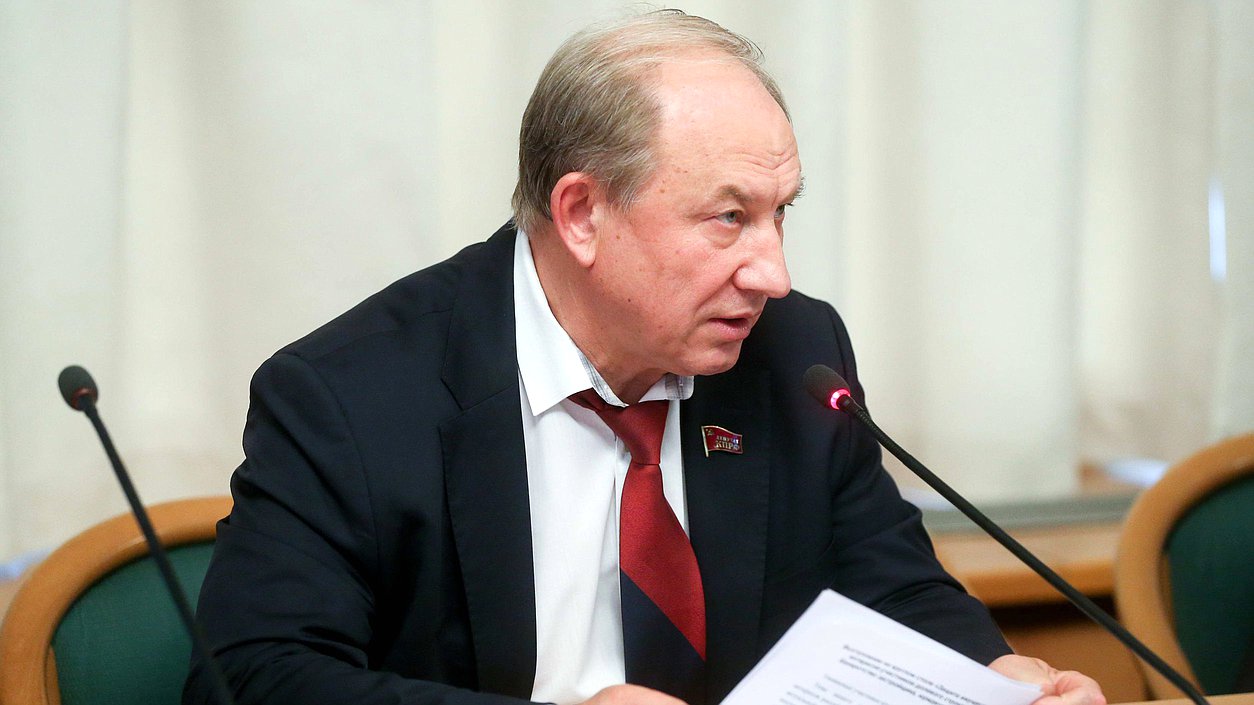 Первый заместитель Председателя Комитета по делам национальностей Валерий Рашкин