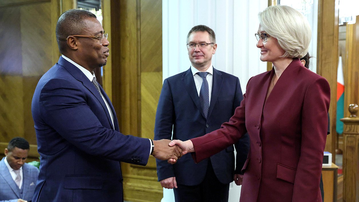 Заместитель Председателя Государственной Думы Виктория Абрамченко и Председатель Национального Собрания Республики Мадагаскар Ситени Тьерри Рандрианасулуниайку