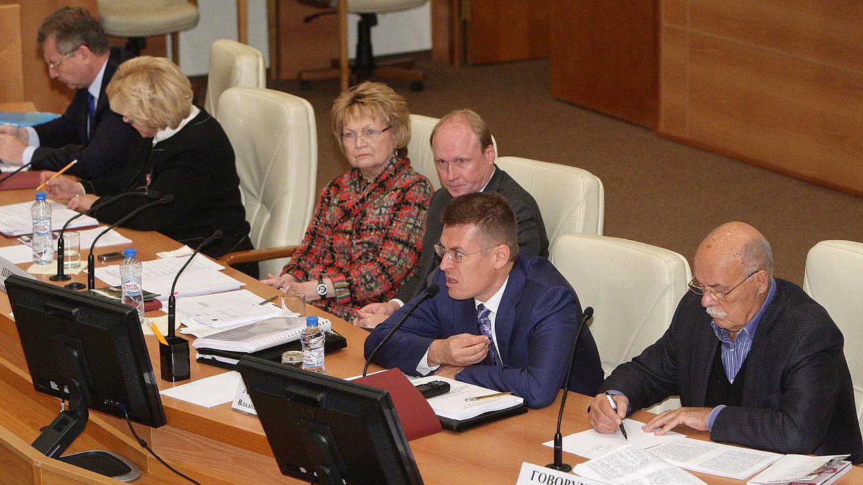   Парламентские слушания Комитета Государственной Думы по культуре на тему "О проекте Основ государственной политики и Ежегодном государственном докладе о состоянии культуры в Российской Федерации".