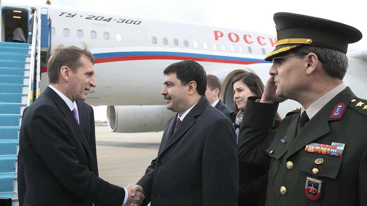 Спикер Госдумы Сергей Нарышкин и губернатор Стамбула Васил Шахин во время церемонии встречи в аэропорту города.