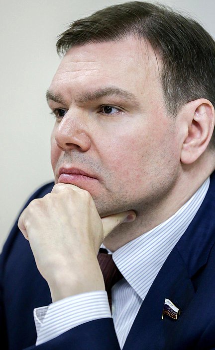 Председатель Комитета по информационной политике, информационным технологиям и связи Леонид Левин во время заседания. Автор фото: Анна Исакова/Фотослужба Государственной Думы.