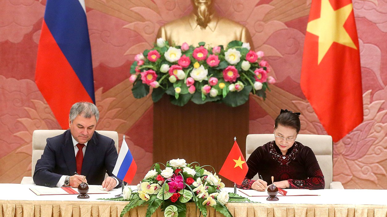 Chairman of the State Duma Viacheslav Volodin and Chairwoman of the National Assembly of the Socialist Republic of Vietnam Nguyễn Thị Kim Ngân