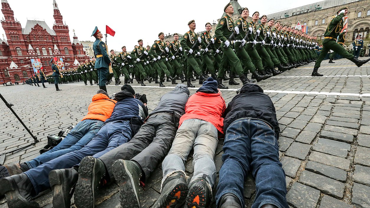 Во время военного парада, посвященного 72-й годовщине Победы в Великой Отечественной войне. Автор фото: Анна Исакова/Фотослужба Государственной Думы