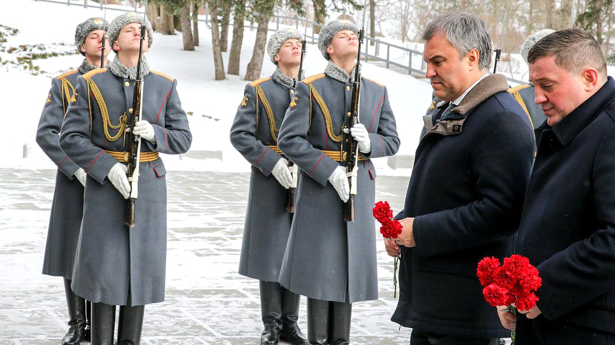 Председатель Государственной Думы Вячеслав Володин и губернатор Волгоградской области Андрей Бочаров во время возложения на территории мемориального комплекса.Фото: Анна Исакова/Фотослужба Государственной Думы.