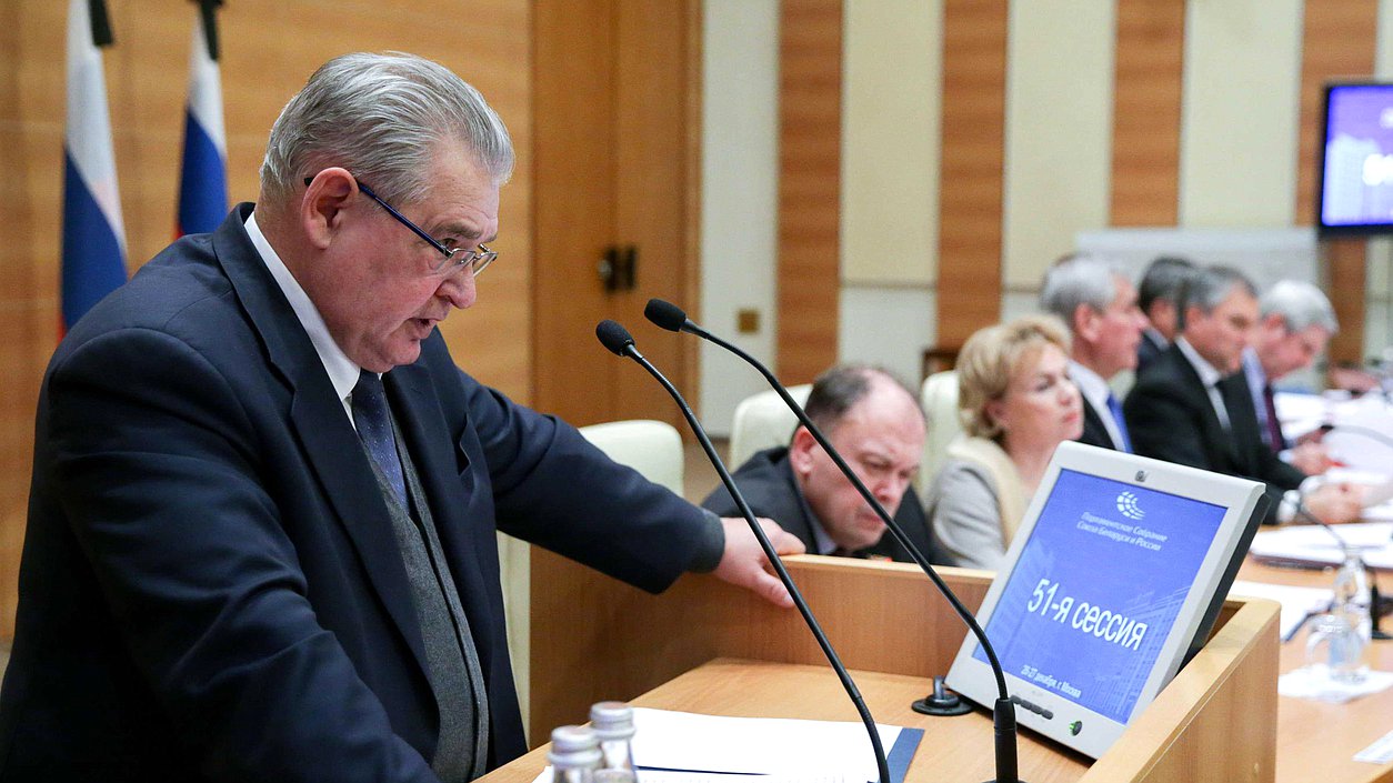 Член Комитета по бюджету и налогам Николай Гончар во время заседания пятьдесят первой сессии Парламентского Собрания Союза Беларуси и России.