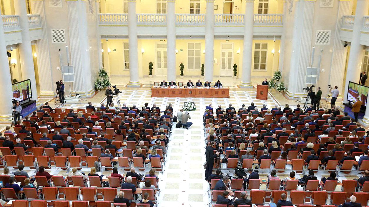   Пленарное заседание научно практической конференции на тему "К 150-летию судебной реформы в России: законодательная политика по совершенствованию судебной системы - история и современность"