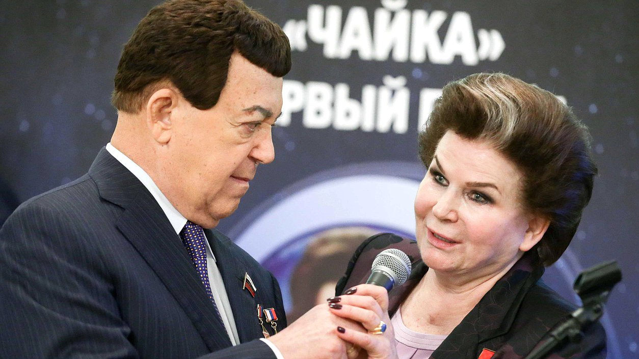 Депутат Государственной Думы Иосиф Кобзон и депутат Государственной Думы, первая женщина-космонавт Валентина Терешкова во время приема в честь 80-летия В.В.Терешковой