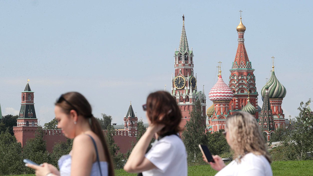 Москва Зарядье Кремль Спасская башня куранты часы собор купол туризм туристы