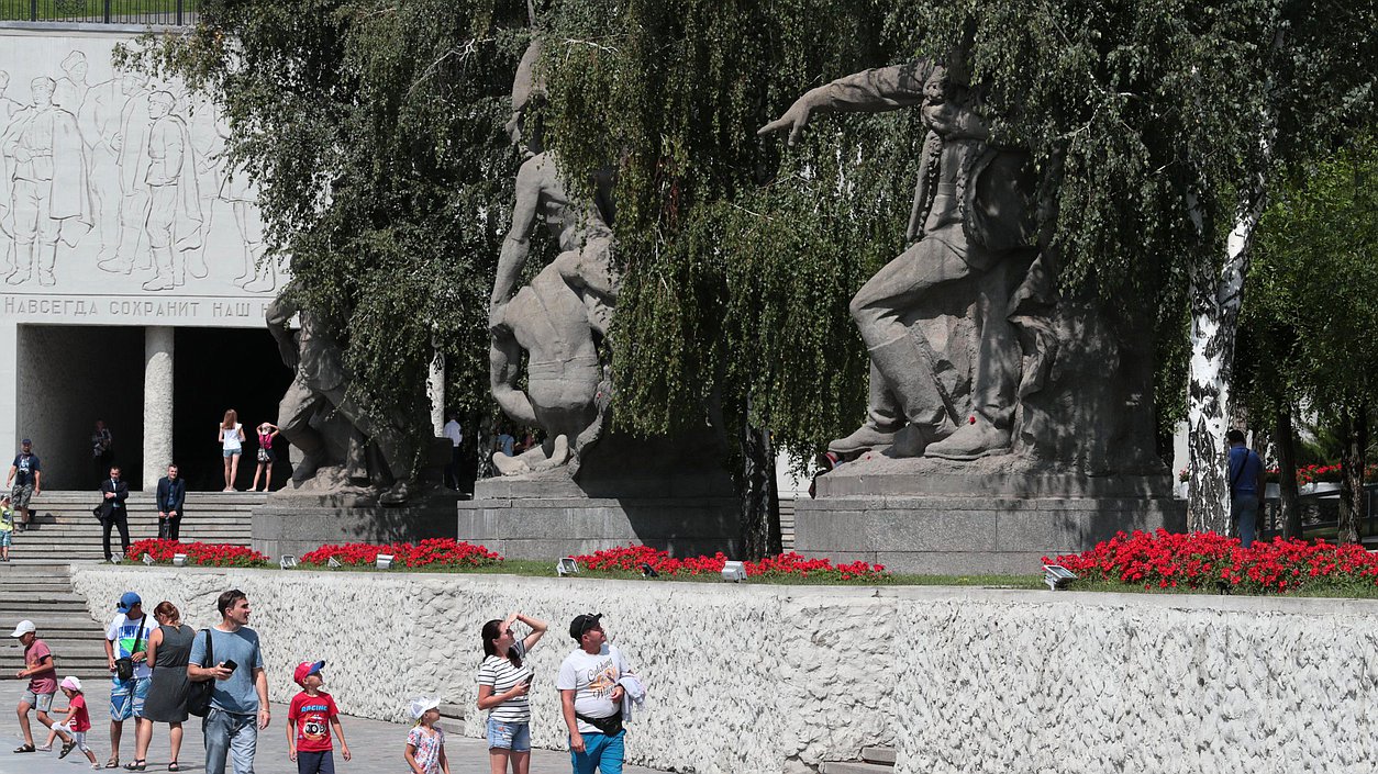 Памятник-ансамбль героям Сталинградской битвы на Мамаевом кургане