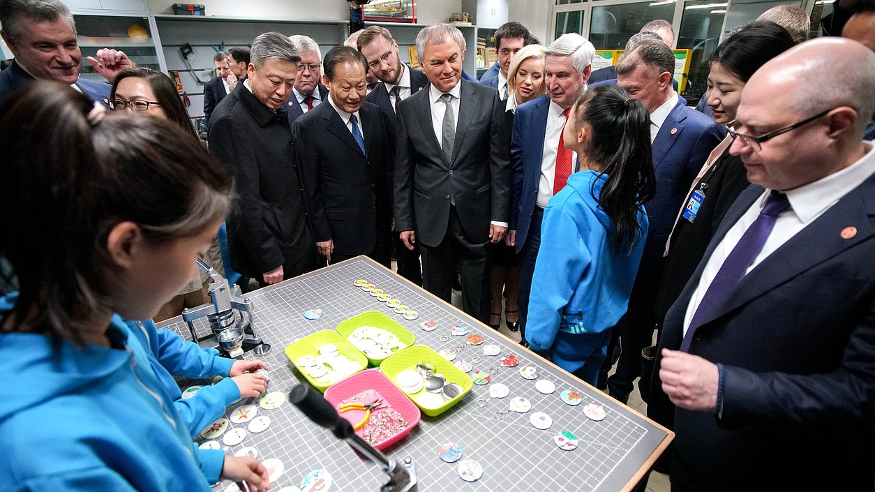 Chairman of the State Duma Vyacheslav Volodin and members of the State Duma delegation visited the Shijia School in Beijing