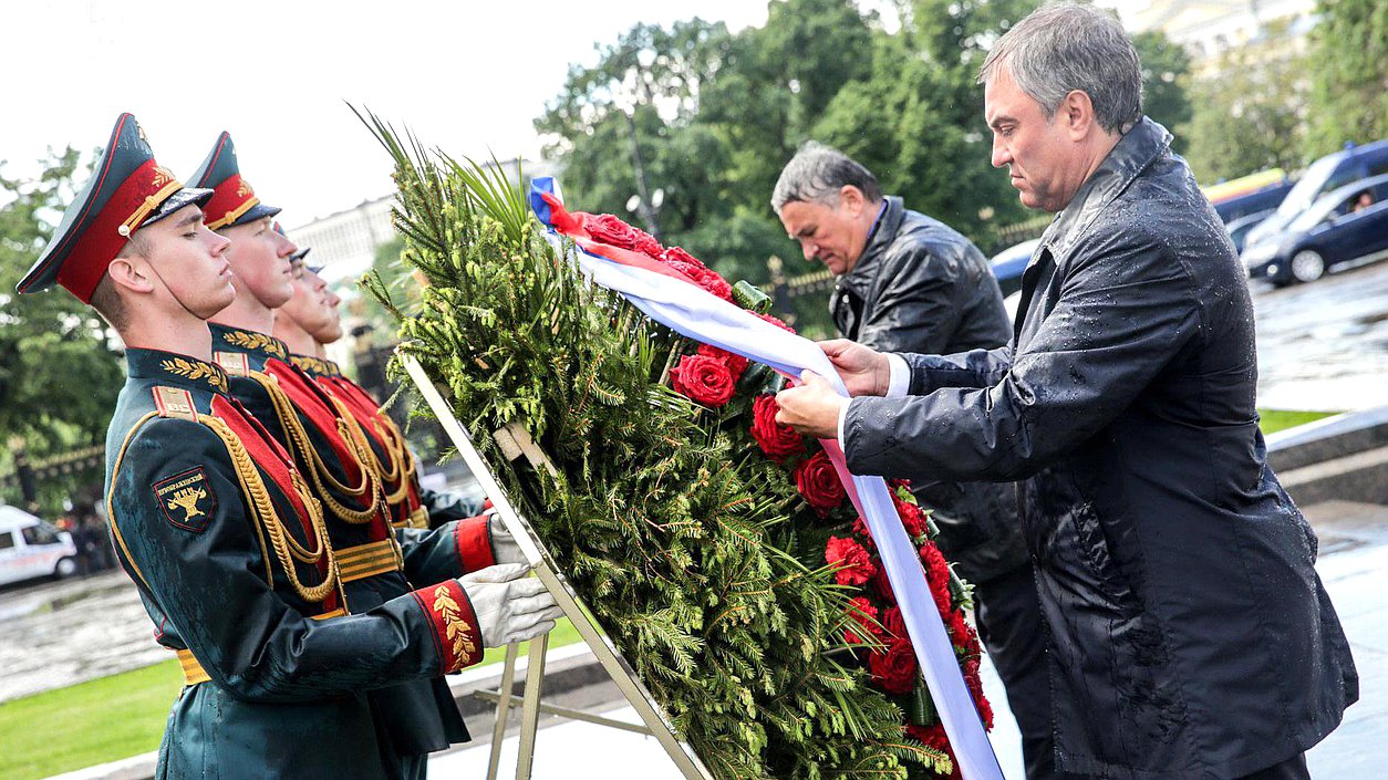 Председатель Государственной Думы Вячеслав Володин во время церемонии возложения венка к памятнику маршалу Г.Жукову в День памяти и скорби в 76-ю годовщину начала Великой Отечественной войны. Автор фото: Анна Исакова/Фотослужба Государственной Думы.