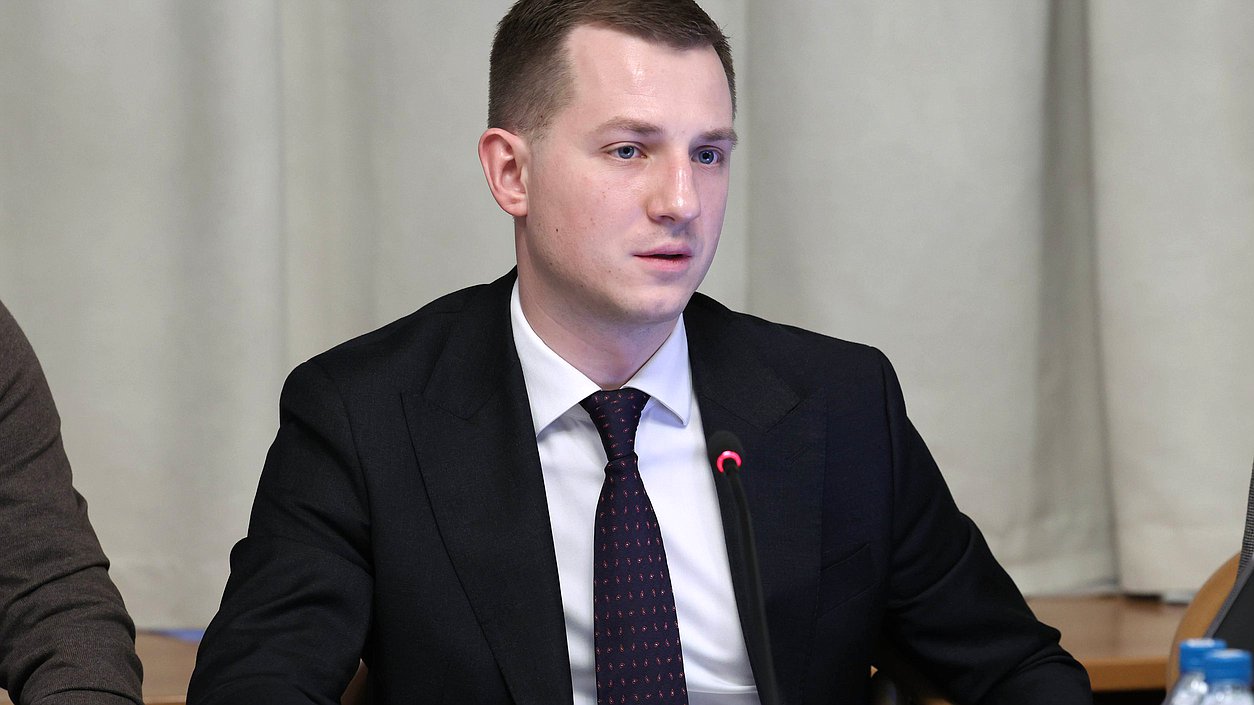 Председатель Комитета по молодежной политике Артем Метелев