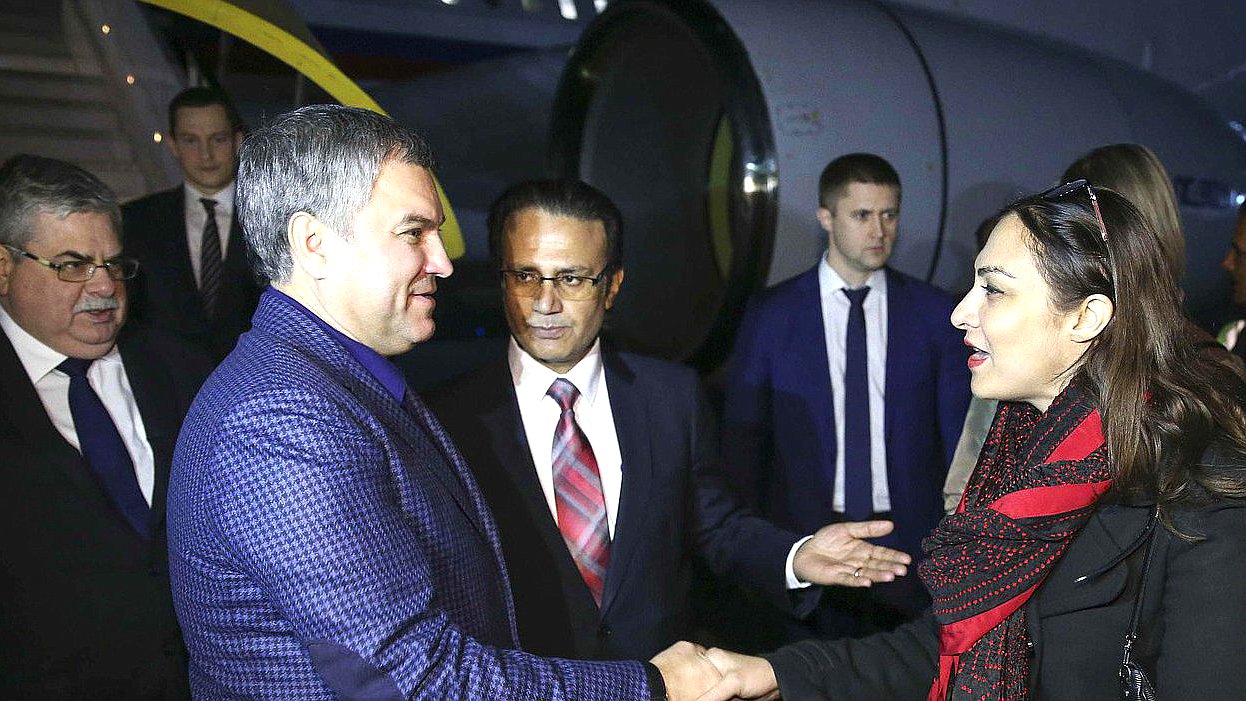 Председатель Государственной Думы Вячеслав Володин и руководитель Группы пакистано-российской дружбы в Национальной Ассамблее Исламской Республики Пакистан Марви Мемон. Автор фото: Марат Абулхатин/Фотослужба Государственной Думы