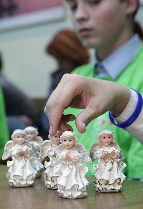 Работники Государственной Думы собрали и отправили детям Донбасса наборы сладостей и игрушек.