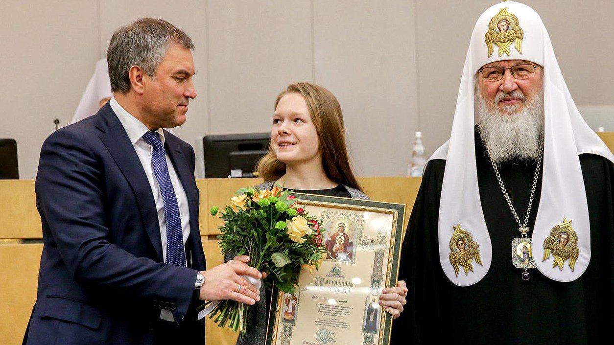 Председатель Государственной Думы Вячеслав Володин и Патриарх Московский и всея Руси Кирилл во время награждения победителей конкурса детских рисунков "Красота Божьего мира" в рамках открытия V Рождественских Парламентских встреч. Фото: Анна Исакова/Фотослужба Государственной Думы