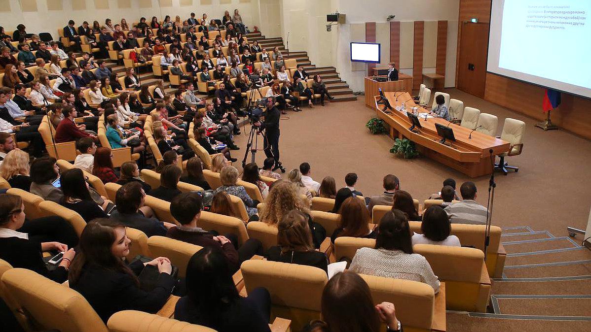 Лекция руководителя факультета гуманитарных наук Высшей школы экономики Елены Пенской «...Срываться, ревнуя к Копернику... (Искусство удивлять или "поразительная литература": от авангарда к постмодернизму)». 
