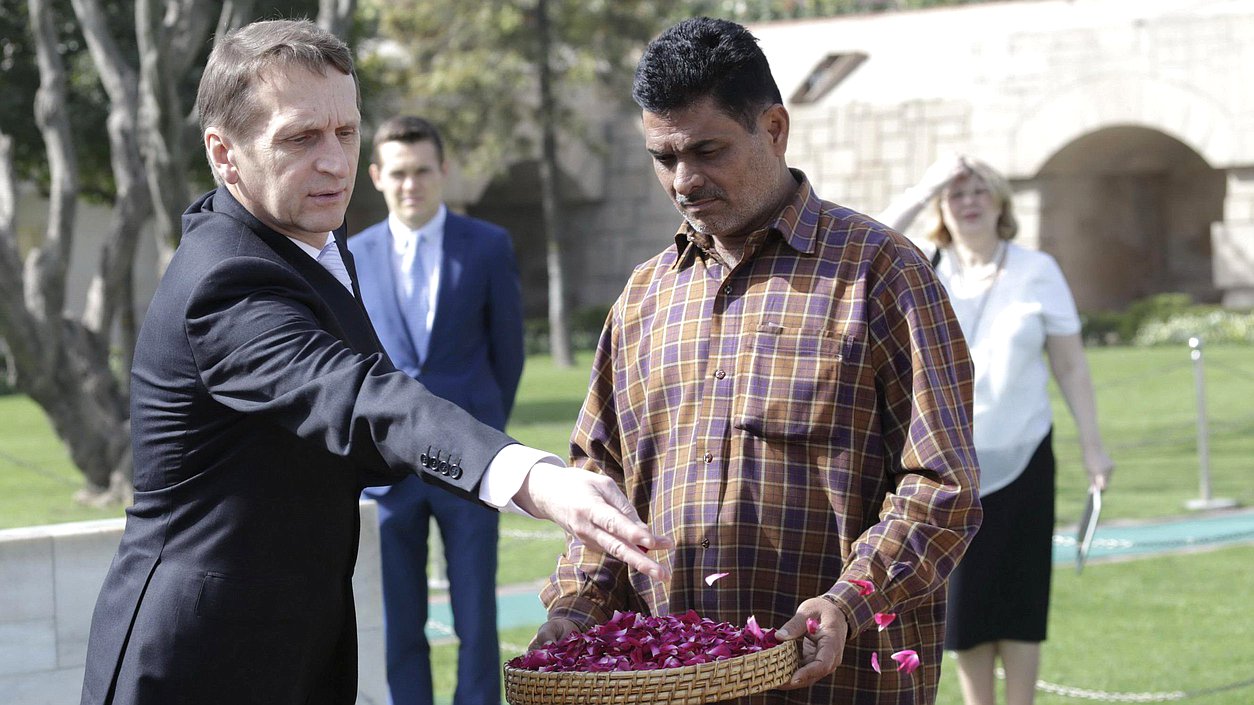 Официальный визит Председателя Государственной Думы Федерального Собрания Российской Федерации С.Е. Нарышкина в Республику Индию. Возложение венка к месту кремации Махатмы Ганди.