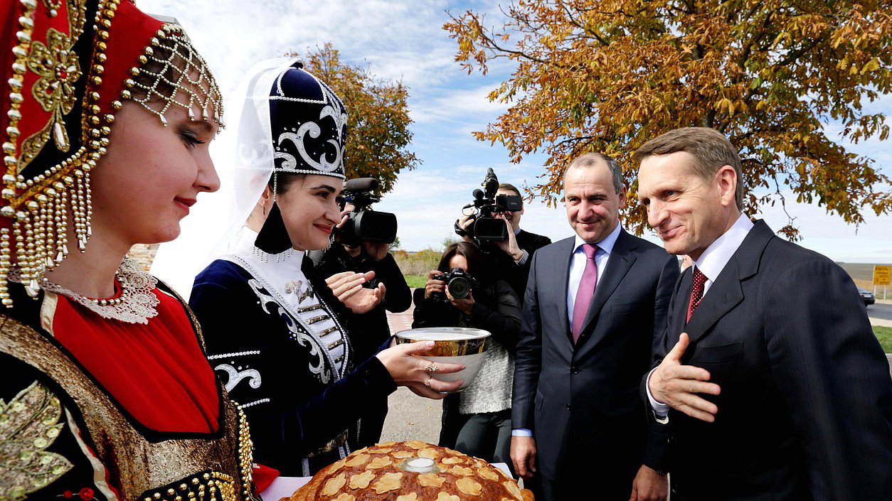   Поездка Председателя Государственной Думы Сергея Нарышкина в Северо-Кавказский федеральный округ. Встреча на границе.