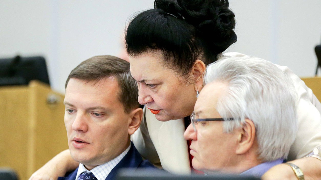 Член Комитета по контролю и Регламенту Раиса Кармазина, член Комитета по труду, социальной политике и делам ветеранов Даниил Бессарабов и член Комитета по экологии и охране окружающей среды Александр Клыканов