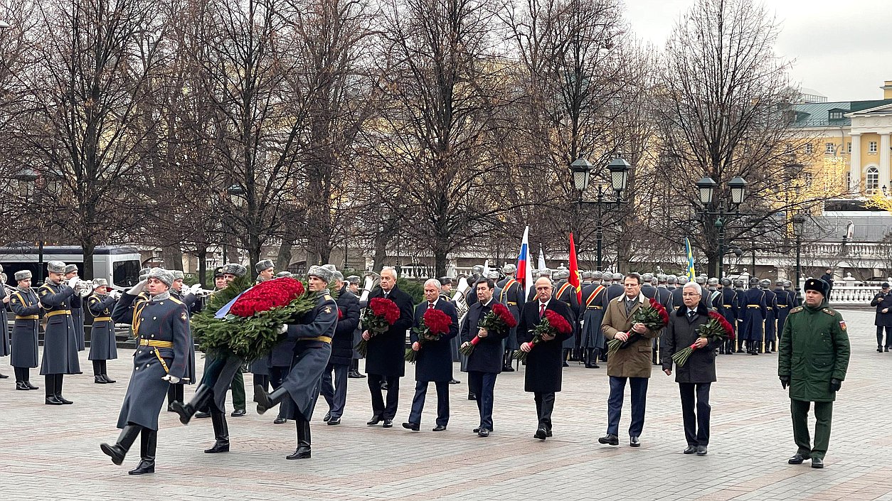 Вячеслав Володин и главы делегаций стран-членов ПА ОДКБ возложили цветы к Могиле Неизвестного Солдата