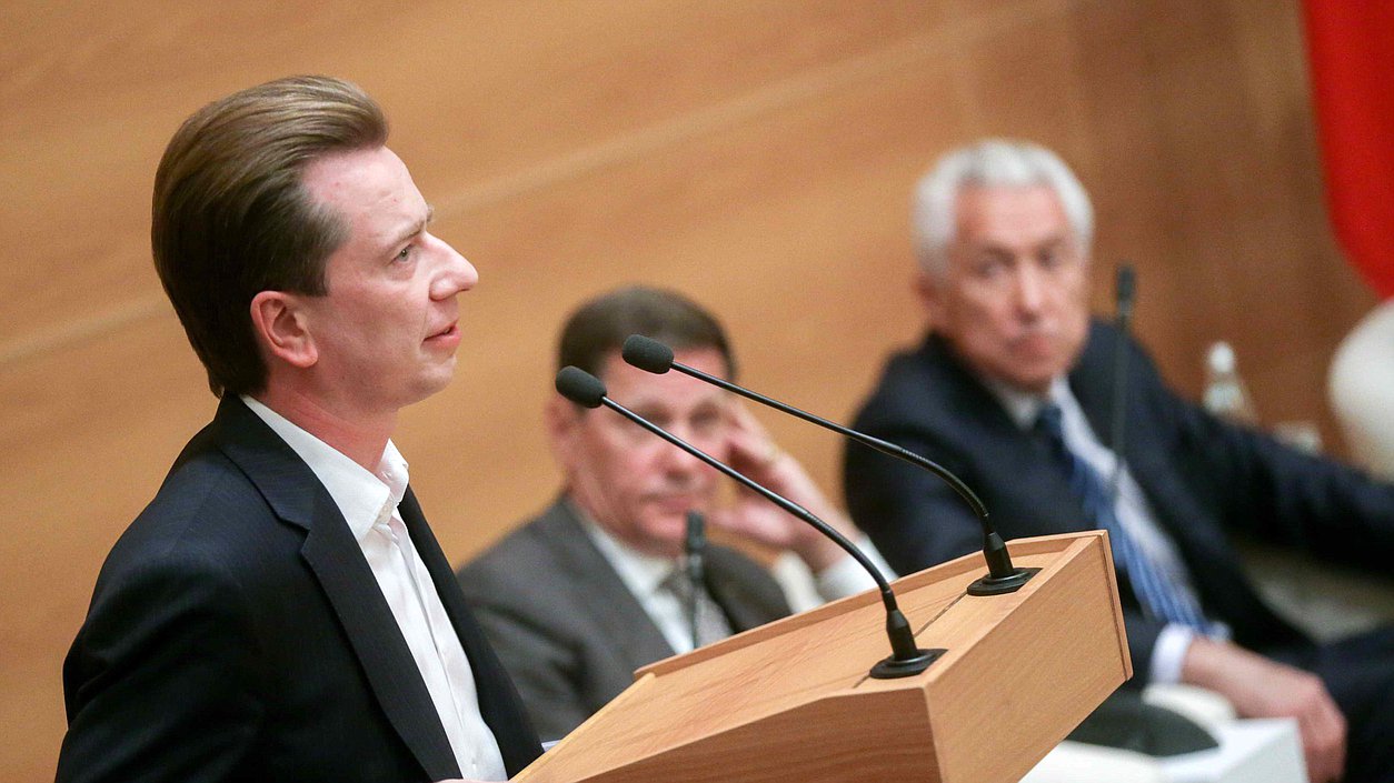 Член Комитета по контролю и регламенту Владимир Бурматов