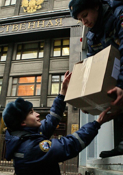 Работники Государственной Думы собрали и отправили детям Донбасса наборы сладостей и игрушек.