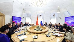 国家杜马规章制度和支持国家杜马活动委员会委员与中华人民共和国全国人民代表大会代表团举行会议，国家杜马第一副主席、俄中友好协会主席伊万·梅利尼科夫出席会议