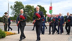 Председатель Государственной Думы Вячеслав Володин и Председатель Палаты представителей Национального собрания Республики Беларусь Игорь Сергеенко возложили цветы к камню К.Симонова