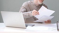 документы страховка человек бумаги банк компьютер работа офис